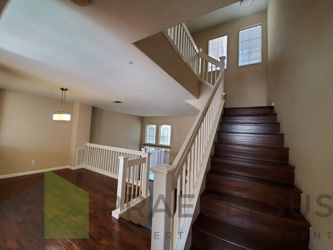 Building Photo - Gorgeous Townhome in Sorrento Valley