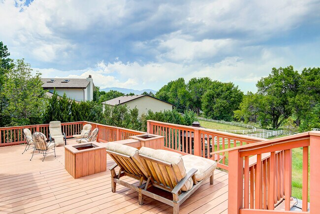 Building Photo - 8280 Queen St