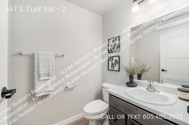 Building Photo - 447 S Cliff Ave