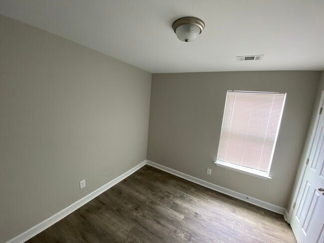 Building Photo - $500 OFF FIRST MONTHS RENT!