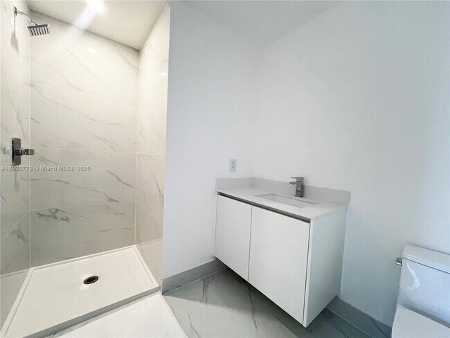 Building Photo - 700 NE 24th St