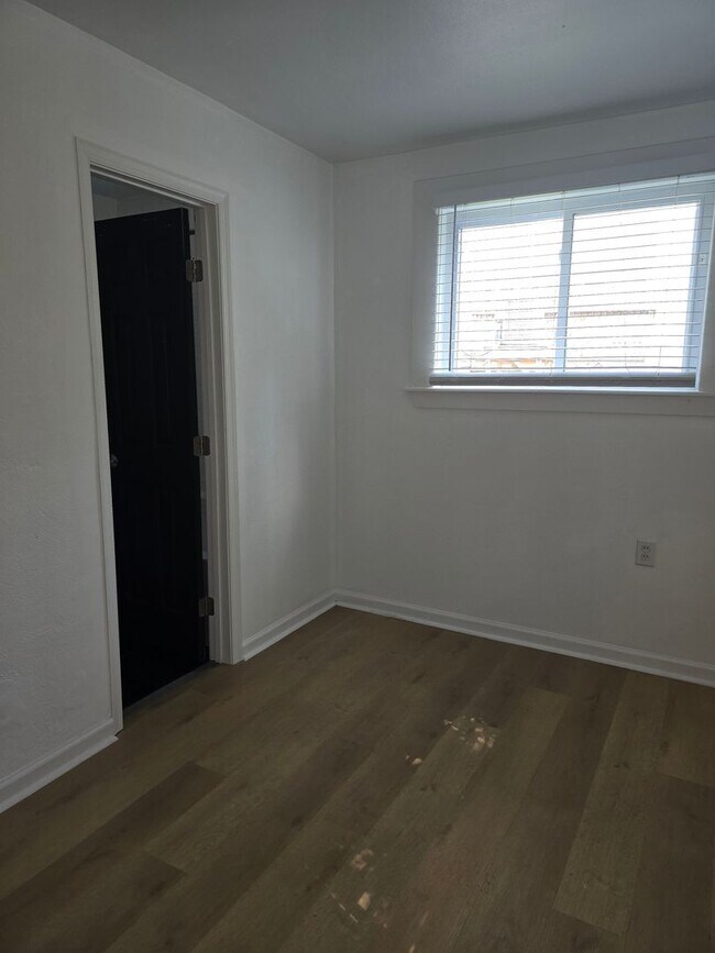 Building Photo - 1026 Little Bay Ave
