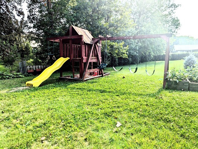 Building Photo - Four Bedroom Neenah House