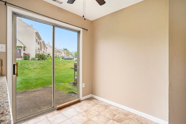 Building Photo - Beautiful Spacious Townhome