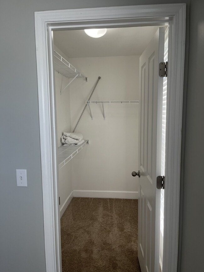 Building Photo - "Charming 2-Bed Townhouse Retreat with 2.5...