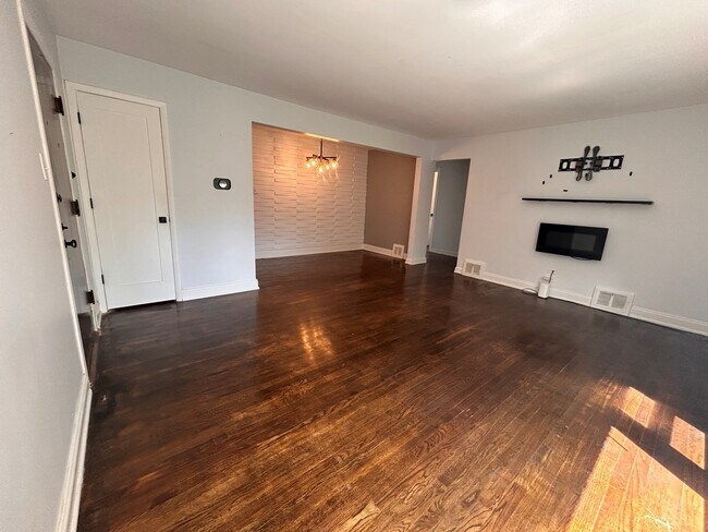 Building Photo - 10518 S Artesian Ave