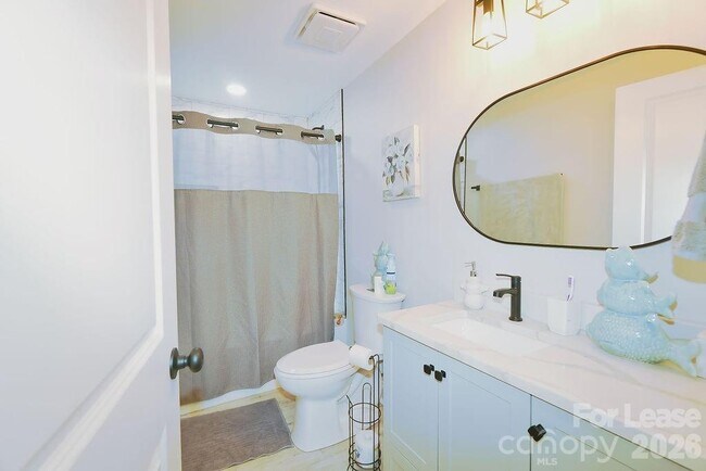 Building Photo - 909 Fisher St