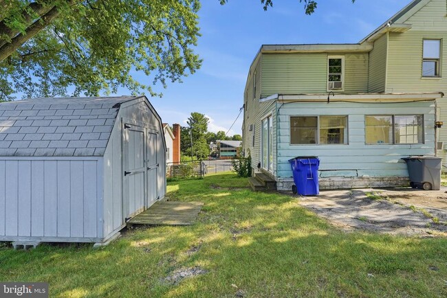 Building Photo - 815 N Maple Ave