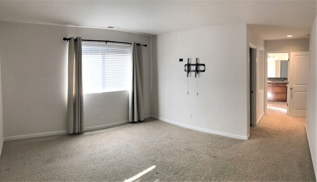 Building Photo - Stunning 2-Story Home Near Silver Lake