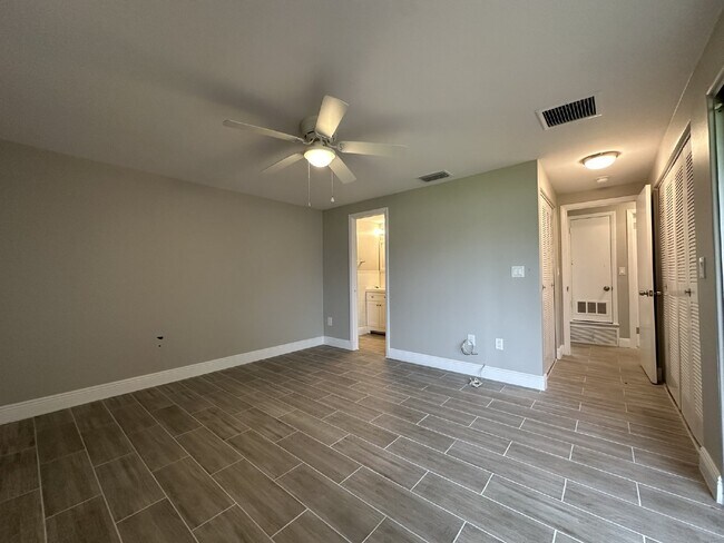 Building Photo - Charming Home in the Center of Town