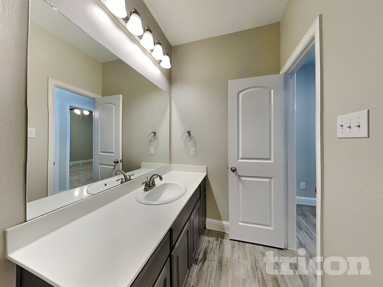 Building Photo - 7712 Cottonwood Dr