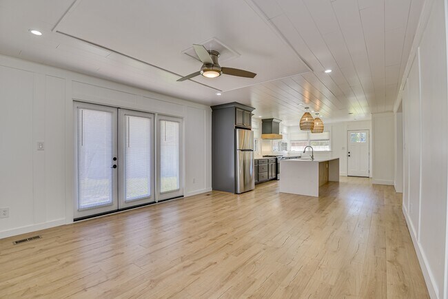 Building Photo - 3137 Edinburgh Dr