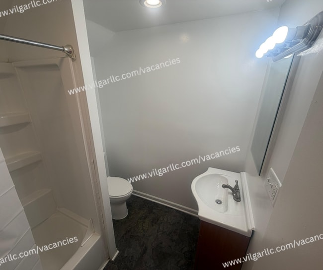 Building Photo - 4-bedrooms, 1-Bath - 2-floor Duplex Home