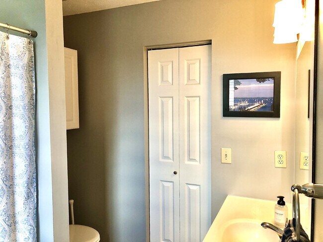 Building Photo - COMING SOON... Split-Level 3Bed/2Bath in H...