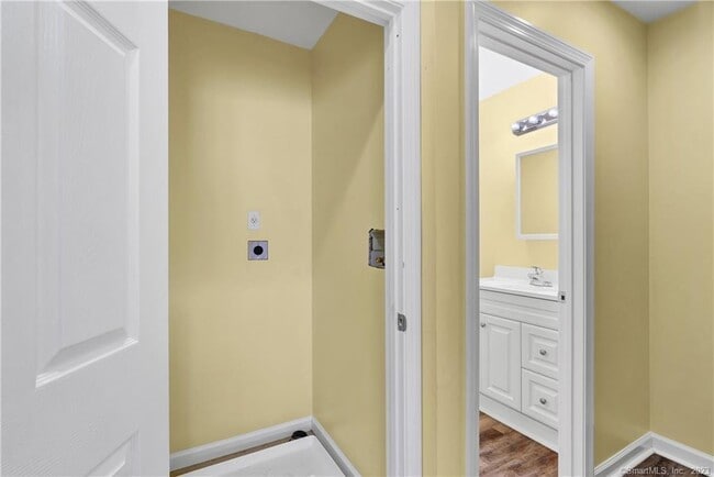 Building Photo - 220 Alder St