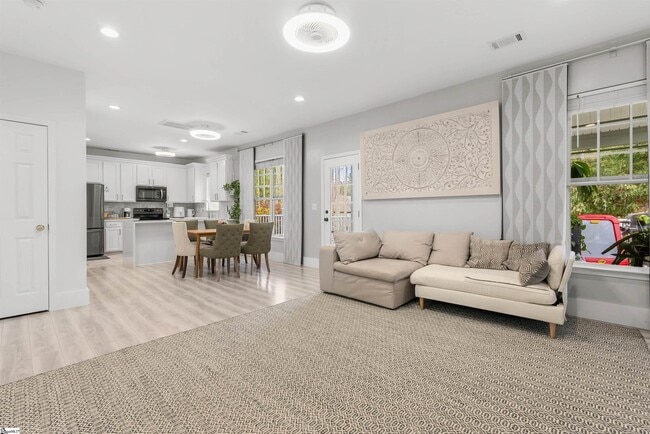 Building Photo - 154 S Lake Emory Dr