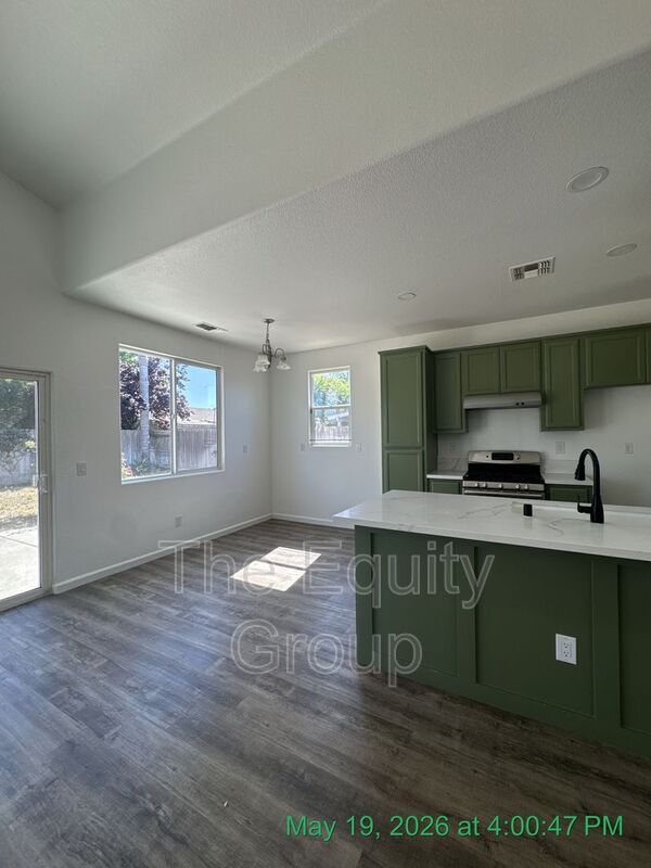 Building Photo - 2020 Golden Way
