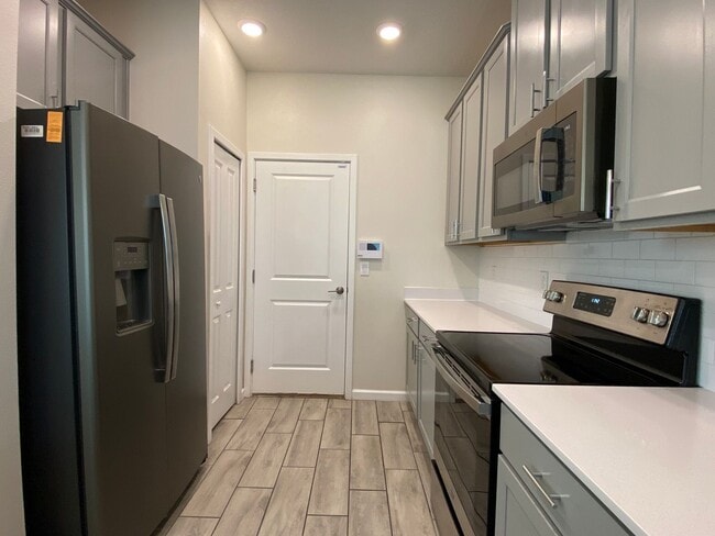 Building Photo - 3BD/2.5BA Townhome in Econ Trails Near Valencia East!