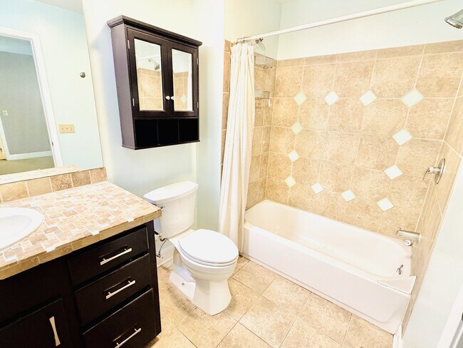 Building Photo - 715 Holland Ave