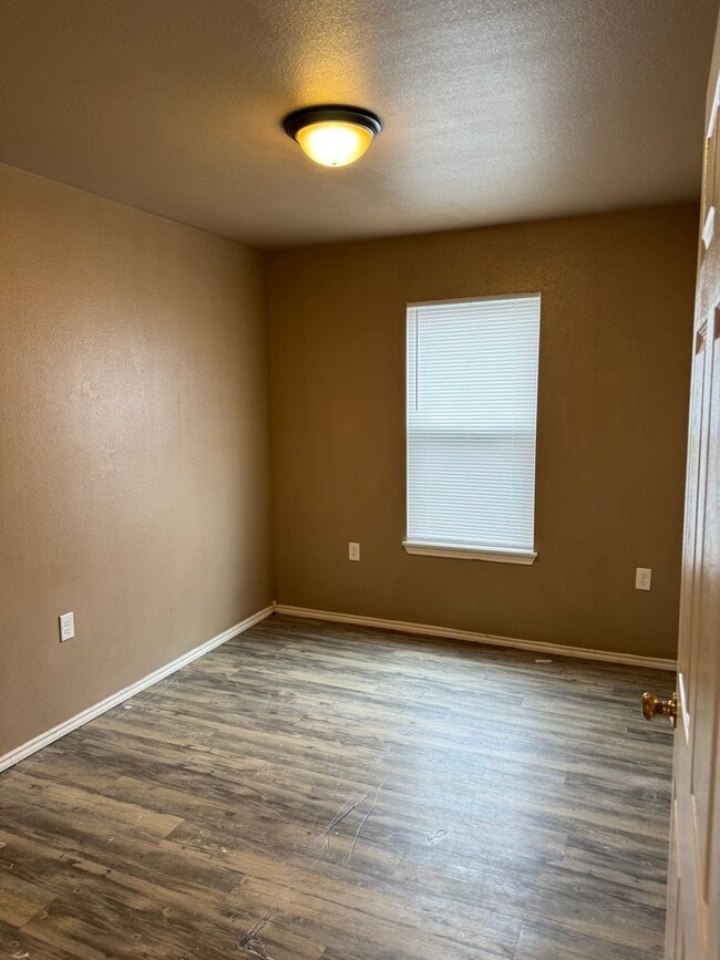 Building Photo - Fenced Backyard Garage *sec 8 approved*