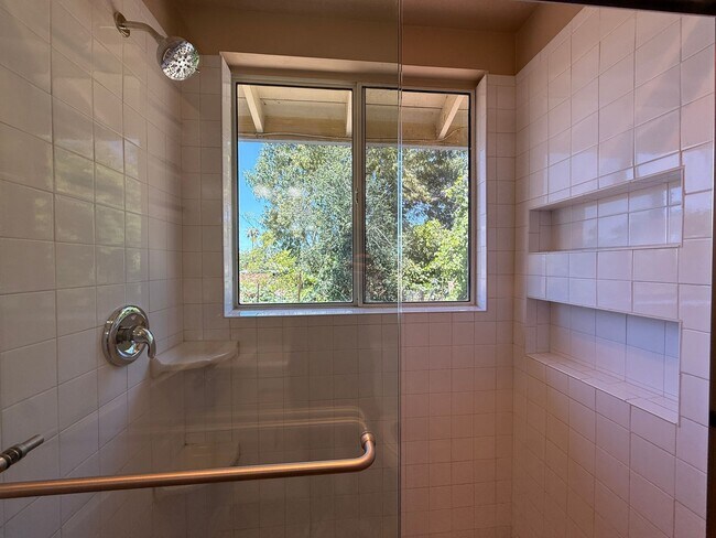 Building Photo - Large Ranch-Style Home in Vista
