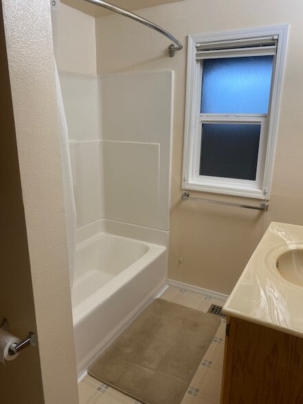 Full Bath - 4940 Cedar St