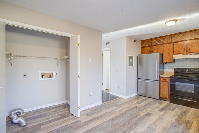 Building Photo - 5021 Emerald Dr