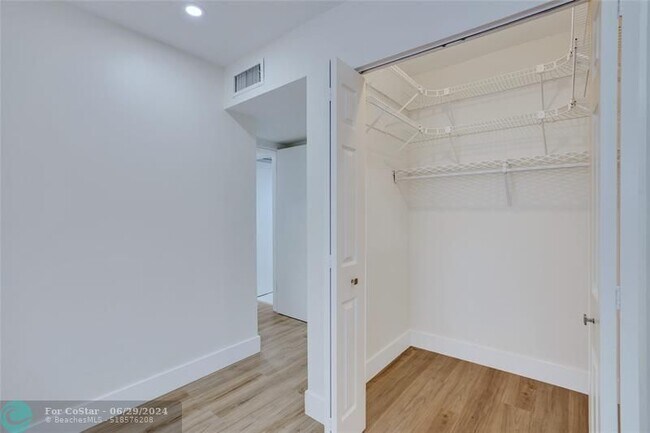 Building Photo - 1407 NE 56th St