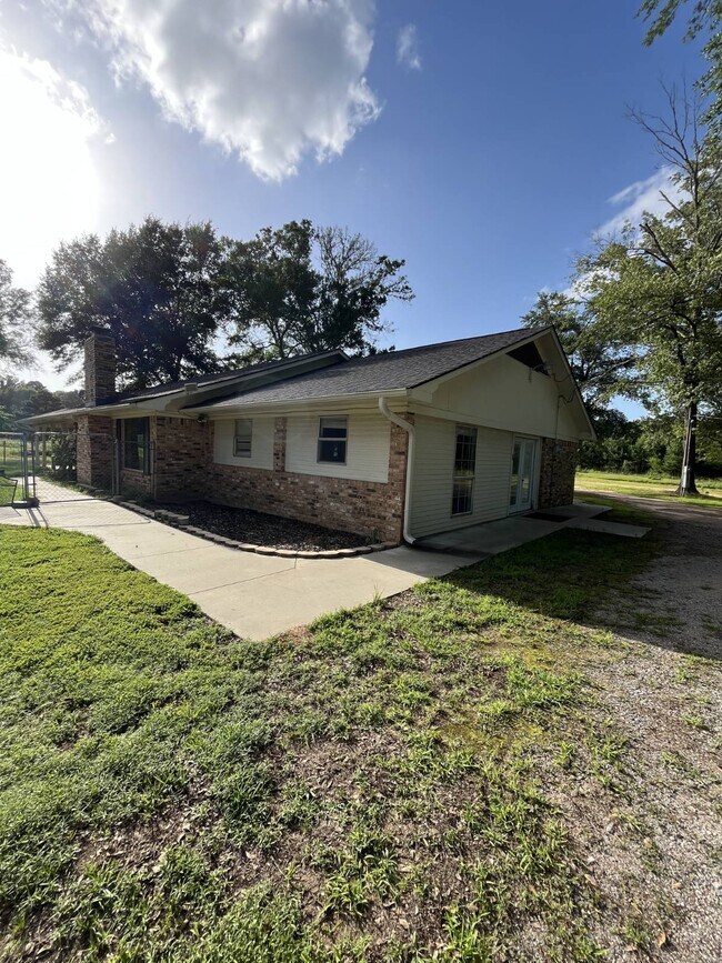 Building Photo - 331 Carr Rd