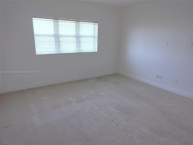Building Photo - 14951 Royal Oaks Ln