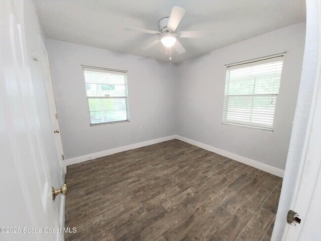 Building Photo - 1390 S Park Ave