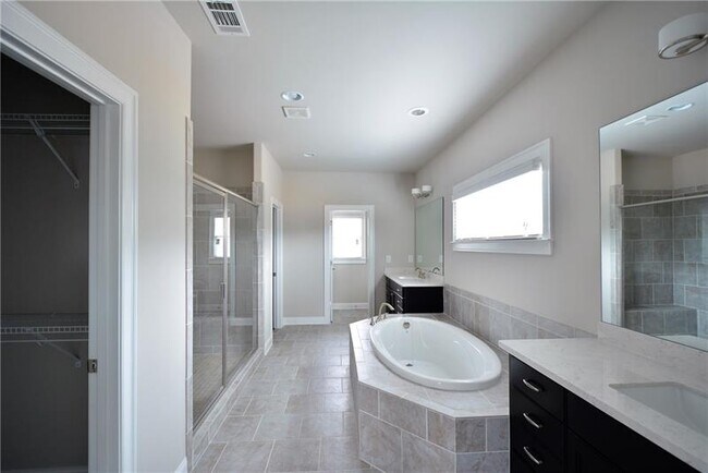 Building Photo - 7200 Grandview Overlook
