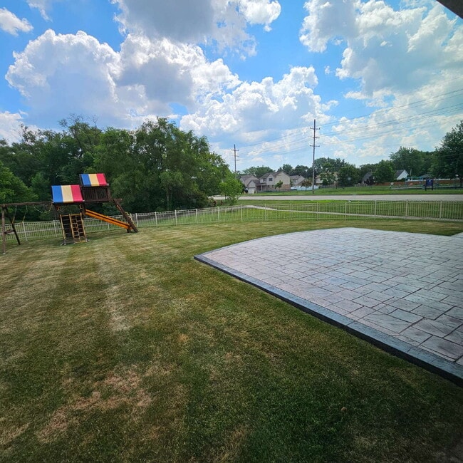 Building Photo - 3 Bedroom, 2 Bathroom Brick Ranch w/ Overs...
