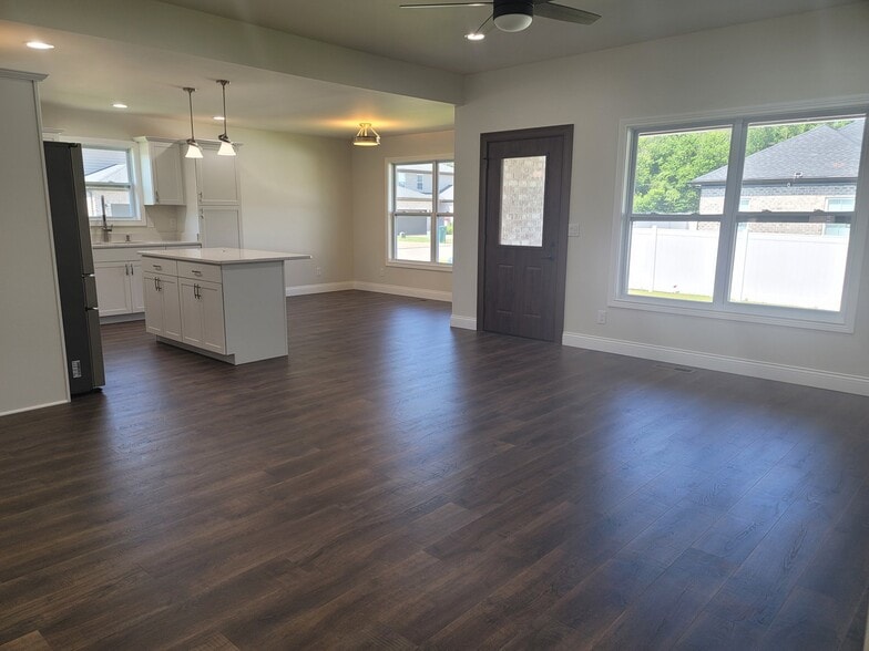 Building Photo - 3611 Sand Dr