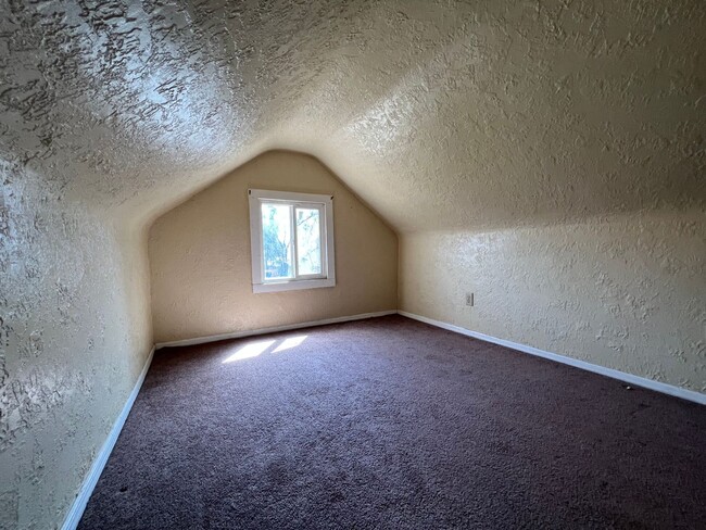 Building Photo - Two Bedroom One Bathroom in Englewood.