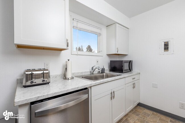 Building Photo - 2906 W 32nd Ave