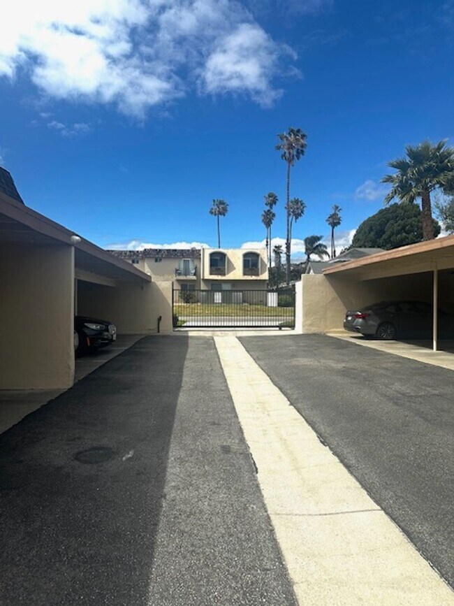 Building Photo - Three Bedroom Condo! Ventura