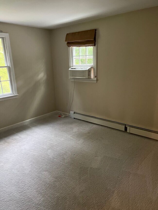 Building Photo - Executive 4 Br / 2.5 Ba Executive Colonial in Sandwich