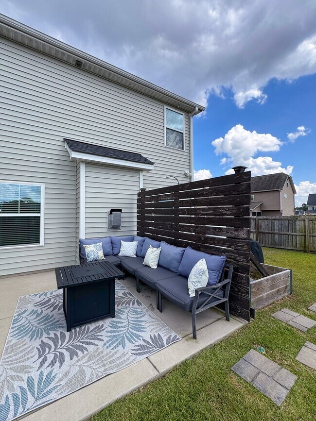 Building Photo - Gorgeous 4 Bed 2.5 Bath Home with Fenced Backyard