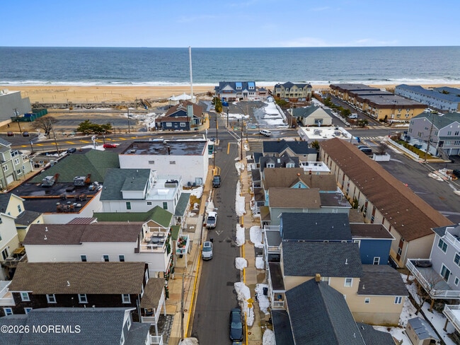 Building Photo - 11 Center St