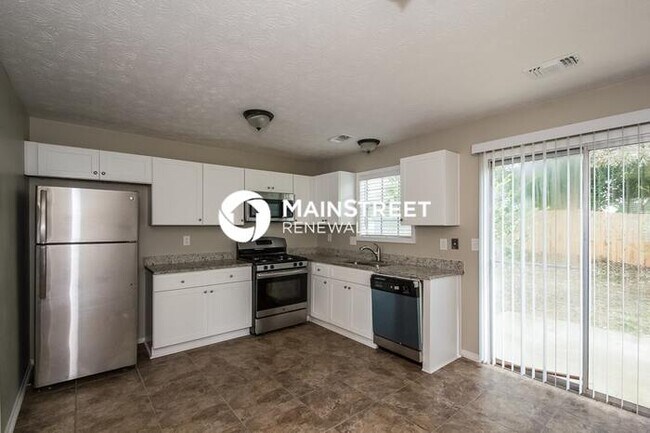 Building Photo - 3 Bedroom Pet-Friendly Home in Stone Mountain, GA with Main Street Renewal