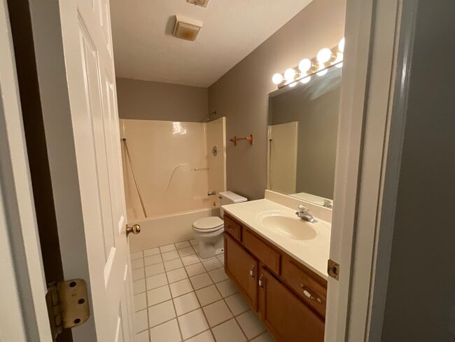 Building Photo - Greenback 37742 - 3 bedroom, 3.5 bath home with bonus room/possible 4th bedroom - Call Terri Kerr...