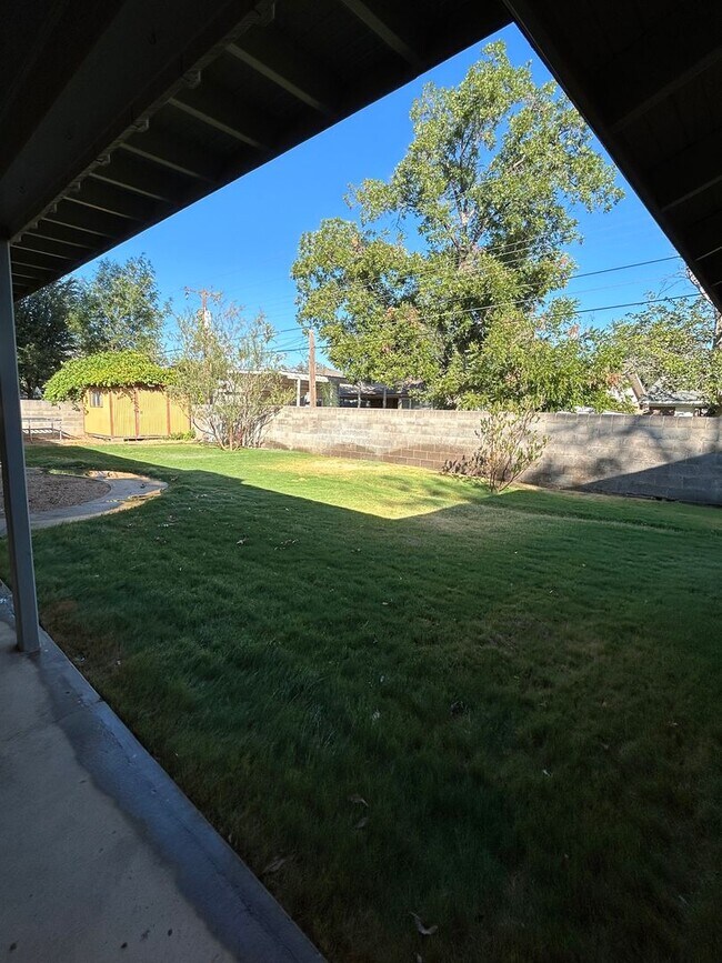 Building Photo - Beautiful Large Family Home!!!