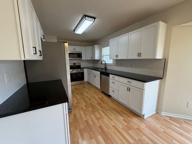 Building Photo - Amazing 3 Bedroom Home!
