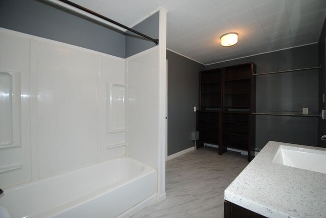 Building Photo - Spacious & centrally located 4 bed / 3 bath house FOR RENT
