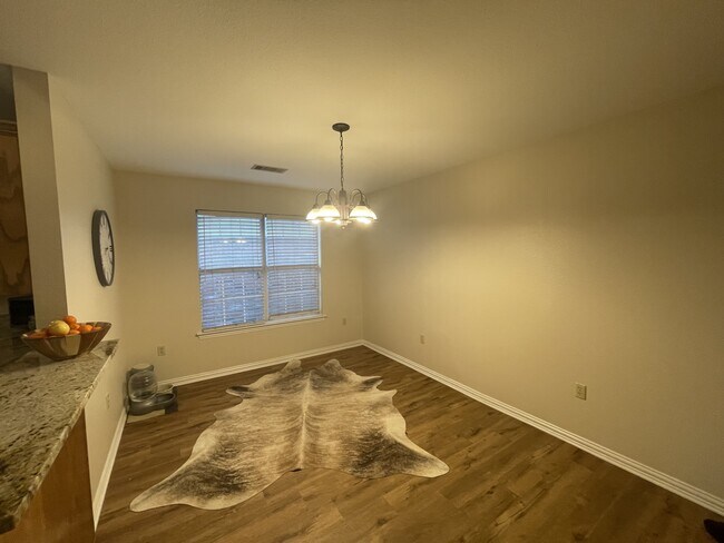Building Photo - 636 W Marshall Dr