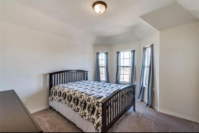 Building Photo - 404 S Hill Dr