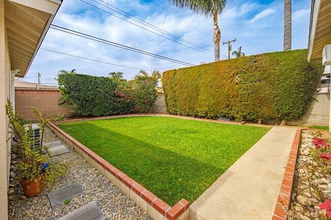 Building Photo - 549 N La Sena Ave
