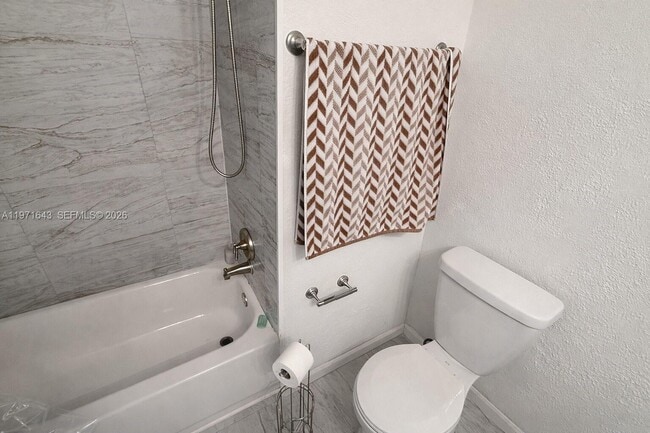 Building Photo - 950 NE 199th St