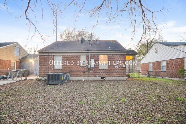 Building Photo - 820 Loeb St